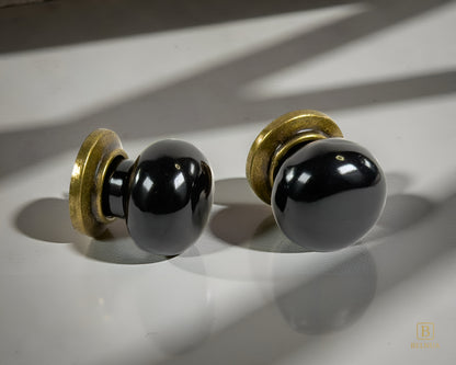 ZERRA Knob – Antique Brass with Porcelain Insert (Black)