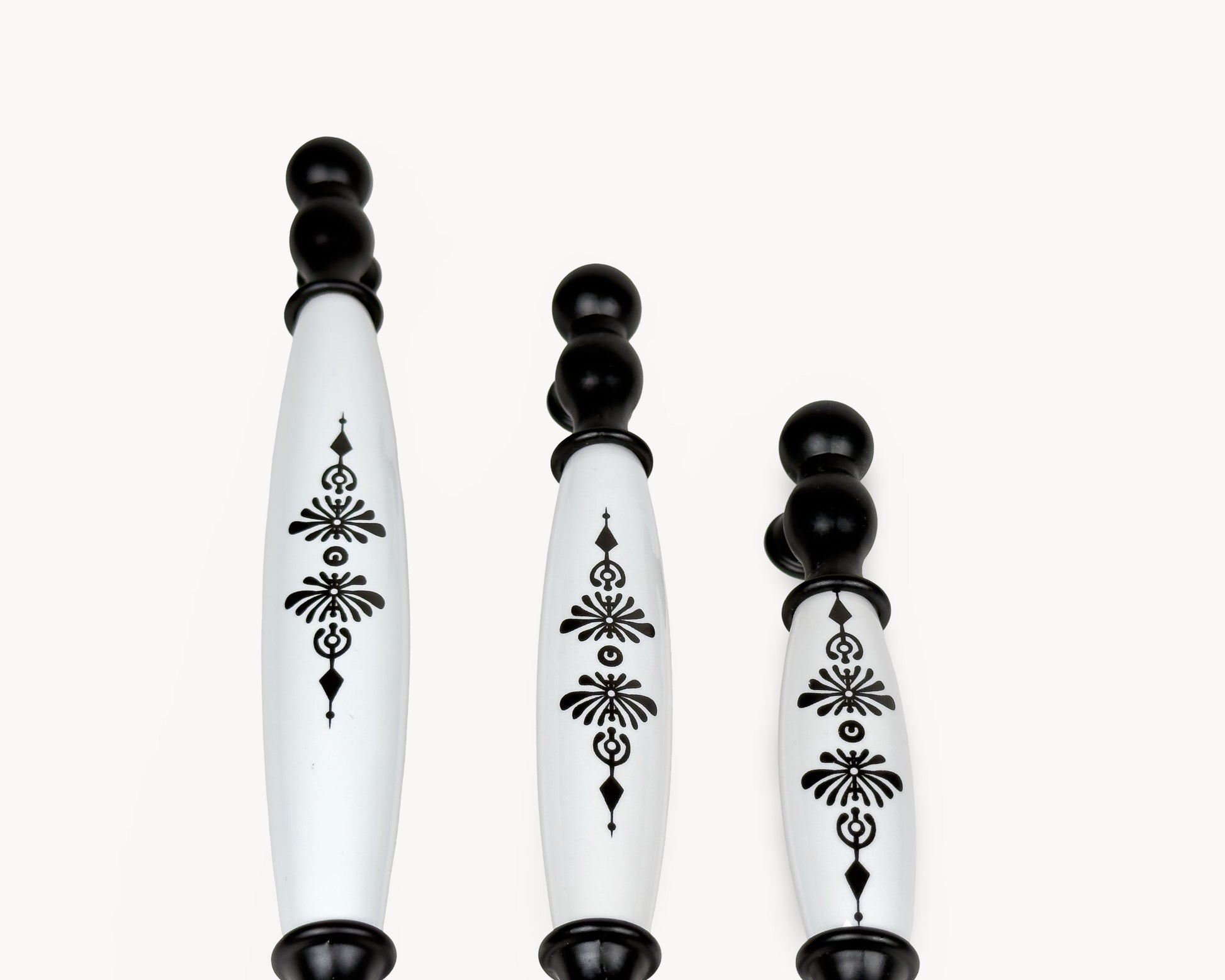 Top view of Belmira black handles with white porcelain inserts, comparing 128mm, 160mm and 192mm sizes.
