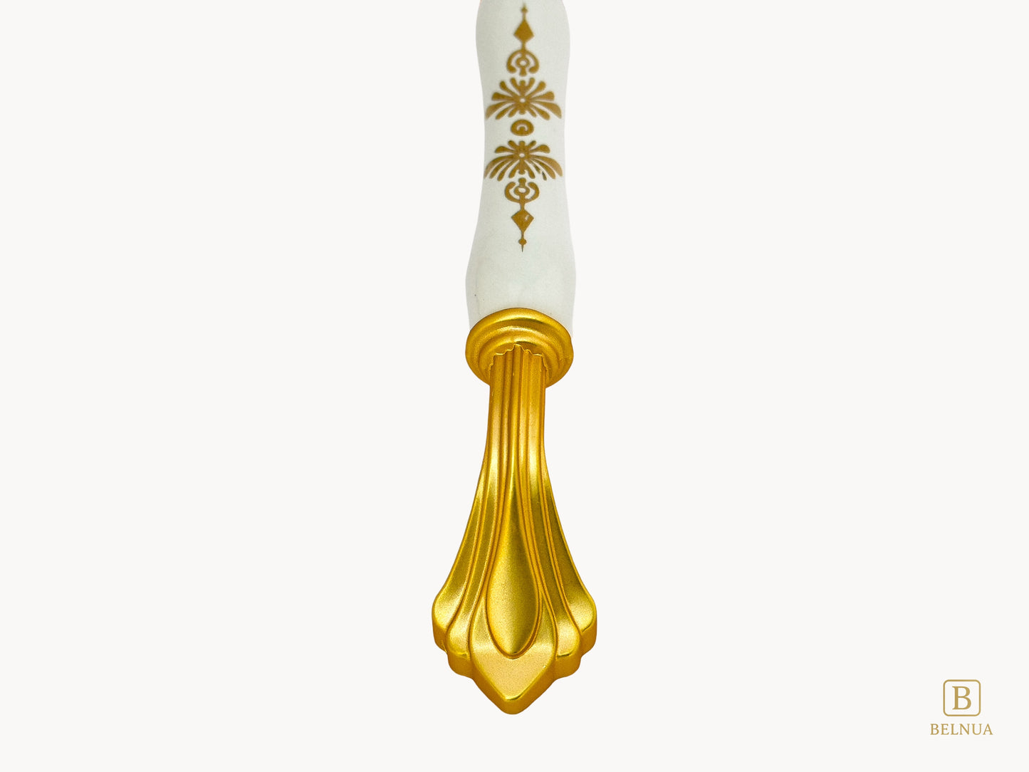 Belnua - Close up view of rosmira gold handle with white porcelain/ceramic featuring golden pattern 