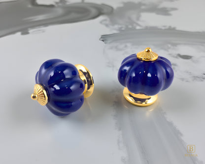 Belnua - Top and side view of Tavira porcelain cabinet knob with cobalt colour in pumpkin design with gold metal base