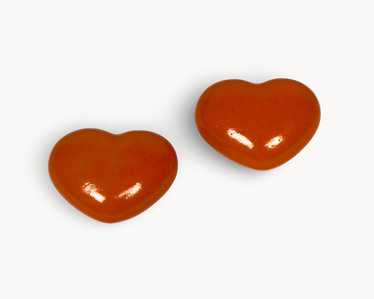 Belnua Veyla orange heart-shaped porcelain knobs arranged at front view