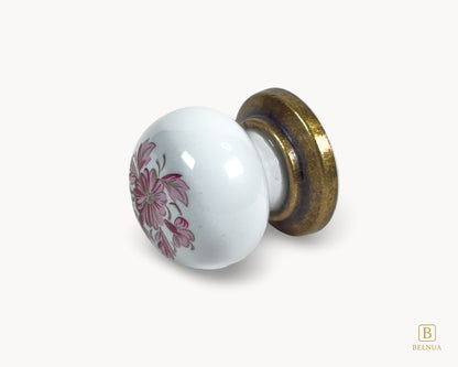 Belnua - Side view of ZERRA knob with vintage petal motif on white porcelain and antique brass base