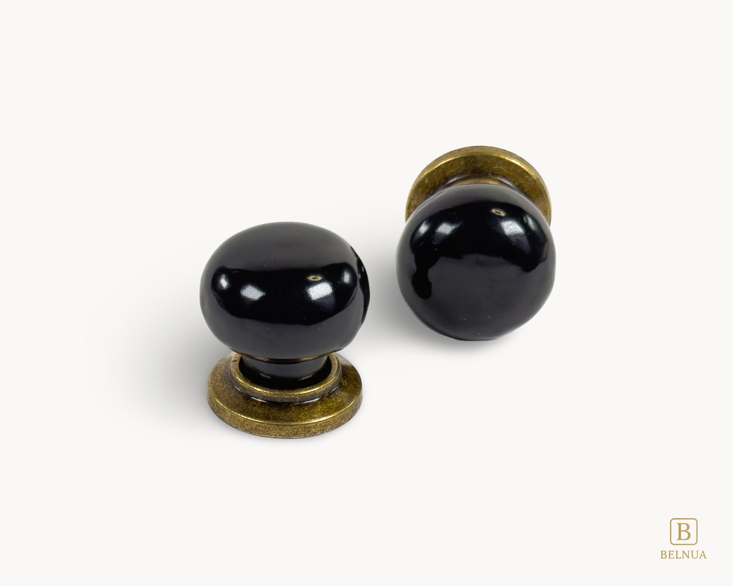 Top and frontview of black porcelain knobs and brass bases from Zerra collection | Belnua