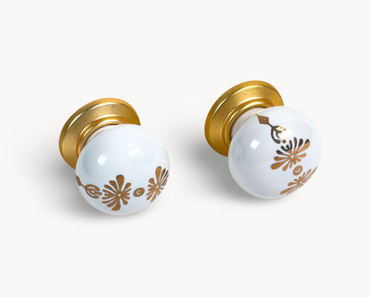 Belnua - ZERRA knob with golden blossom design on white porcelain and matte gold base
