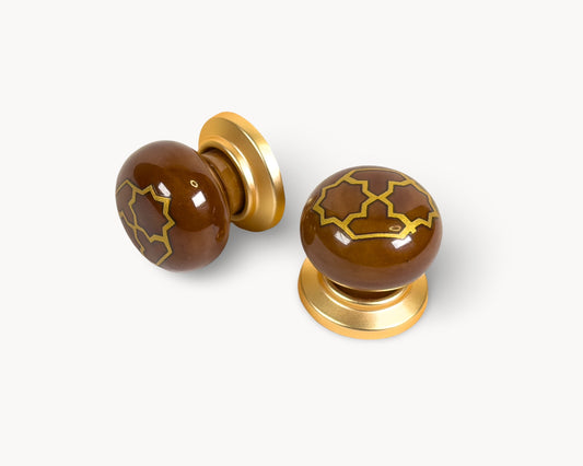 Belnua - Left angled and top detail view of ZERRA golden tile knob on brown porcelain insert